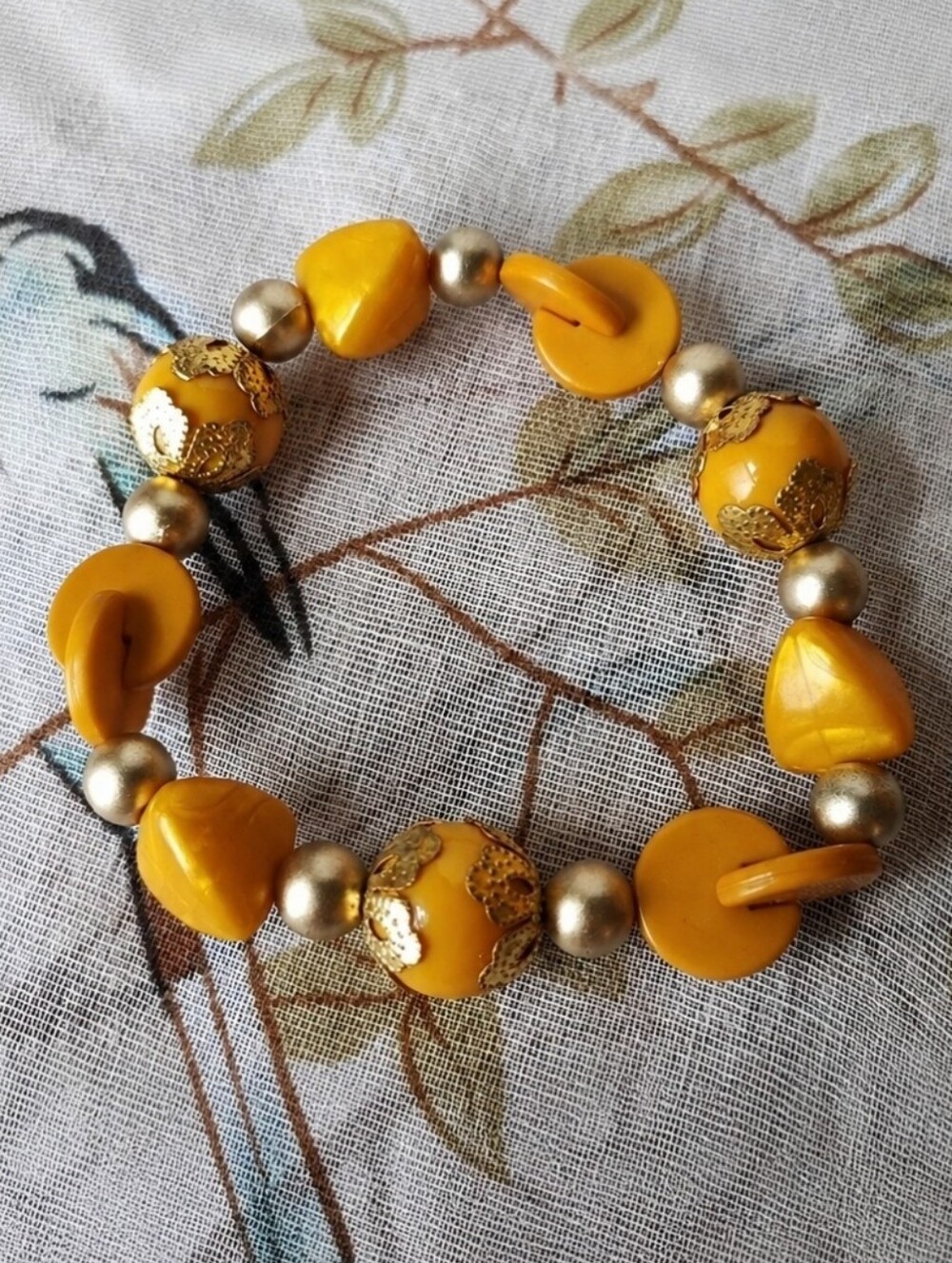 Butterscotch Faux Bakelite 1960's Interlocking Stretch Bracelet Gold Tone Lucite